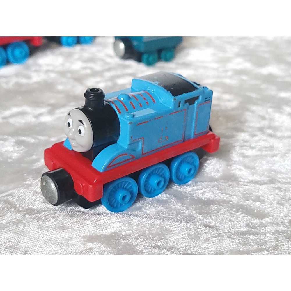 Lot of 9 Thomas & Friends Diecast Round Magnet Train Lot Gordon Douglas Tenders - Picture 6 of 16